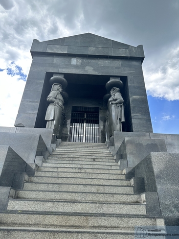 Caryatid statues at the Monument to the Unknown Hero