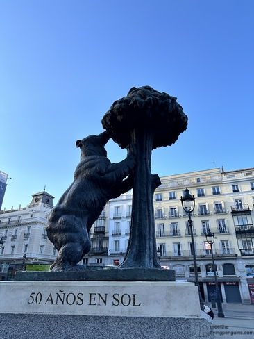Image of the statue of the Bear and the Madroño tree