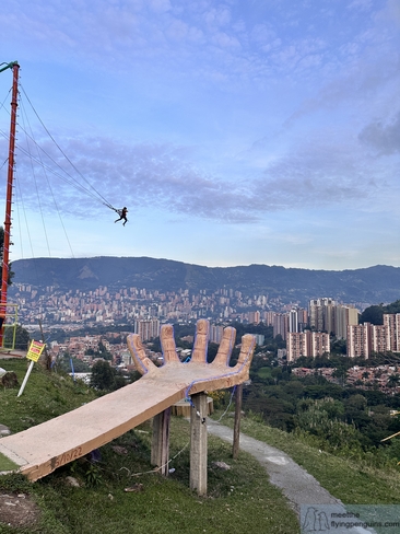Image of the giant hand at Mirador el Cielo